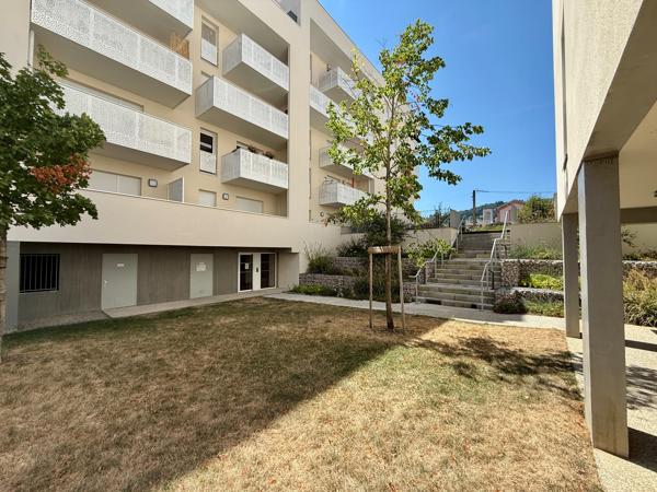 TARARE GARE SNCF - T3 TRAVERSANT DE 74M² AVEC DOUBLE TERRASSES