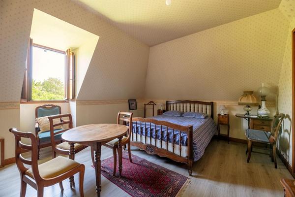 Maison de caractère 230 m² ,4 chambres, piscine, parc 3650m²