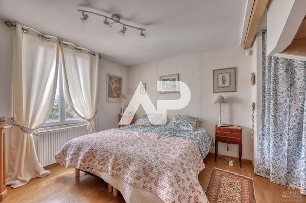 Maison Rueil Malmaison 7 pièce(s) 165m2 1 100 000 € **  - Référence  20040