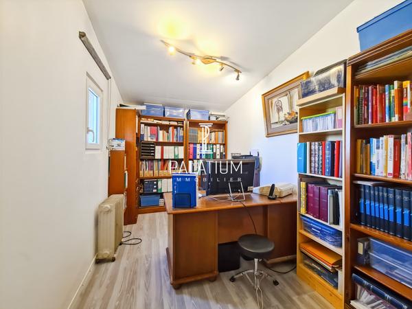 À vendre – Authentique maison de caractère avec vue imprenable sur le Luberon – 2 hectares de terrain.