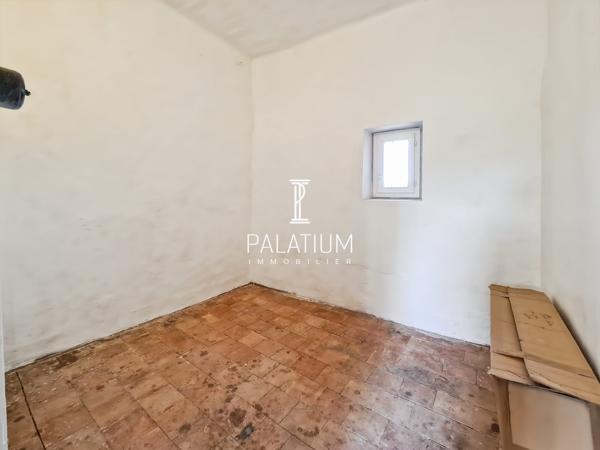 À vendre – Authentique maison de caractère avec vue imprenable sur le Luberon – 2 hectares de terrain.