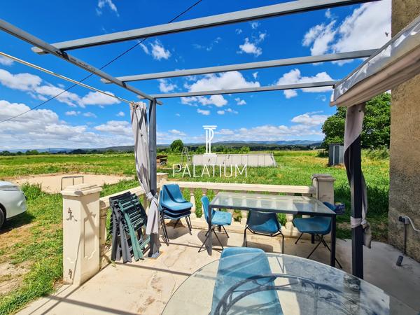 À vendre – Authentique maison de caractère avec vue imprenable sur le Luberon – 2 hectares de terrain.