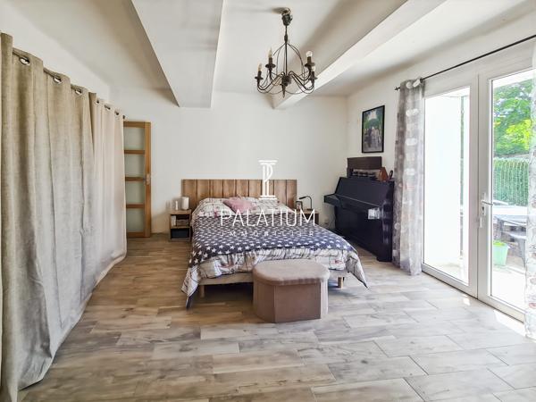 À vendre – Authentique maison de caractère avec vue imprenable sur le Luberon – 2 hectares de terrain.