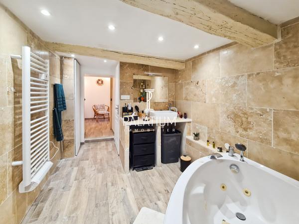 À vendre – Authentique maison de caractère avec vue imprenable sur le Luberon – 2 hectares de terrain.