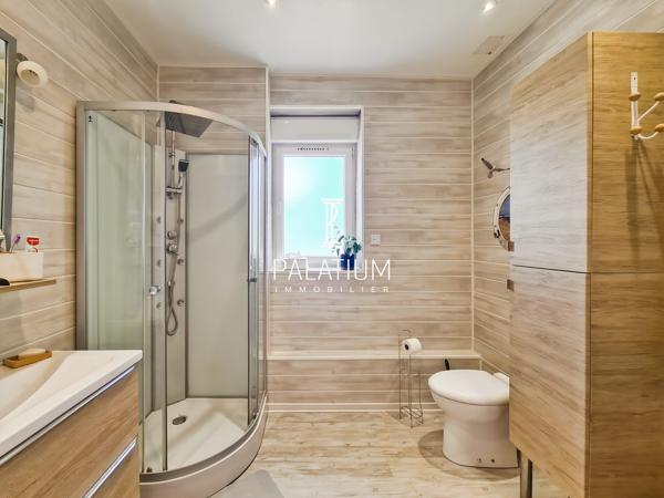 À vendre – Authentique maison de caractère avec vue imprenable sur le Luberon – 2 hectares de terrain.