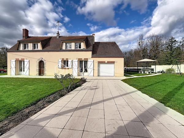 Amoureux de nature, de tranquillité et de grands espaces… cette propriété rare saura vous séduire par son environnement privilégié et son excellent niveau de confort.

Implantée sur un terrain parfaitement entretenu de 16 143 m² composé de plusieurs parcelles, cette maison familiale développe environ 127 m² habitables, de 7 pièces, une cuisine ouverte sur 1 salle à manger, 1 salon, 4 chambres, 1 bureau offrant de beaux volumes pour accueillir famille et invités, elle offre un cadre de vie unique avec un étang d’environ 1 hectare, véritable écrin naturel propice à la détente et aux loisirs, exposition SUD.

La maison se compose :

AU RDC : 
- Une salle à manger lumineuse ouverte sur la cuisine équipée et aménagée, idéale pour des moments conviviaux.
- Un salon chaleureux invitant à la détente
- 1 chambre
- 1 salle d'eau avec WC (possibilité d'agrandissement en récupérant une partie du cellier)
- 1 Cellier
- 1 garage avec buanderie intégrée
- 1 pièce de stockage comprenant une cuve à fioul de 2 000 L

AU R+1 :
- 3 chambres
- 1 bureau
- 1 salle d'eau avec WC (dans une chambre)

Espaces extérieurs soignés et harmonieusement aménagés avec arrosage automatique.

Confort énergétique remarquable :
La maison bénéficie d’un excellent DPE classé en D, performance rare pour un chauffage au fioul, grâce à une isolation de qualité assurant confort thermique et maîtrise des dépenses énergétiques.

Un environnement exceptionnel :
Le parc, entretenu avec le plus grand soin, offre une atmosphère paisible et verdoyante. Entre étang, espaces arborés et vastes perspectives, vous profiterez ici d’un véritable havre de paix, idéal en résidence principale comme en maison de famille ou projet de vie au vert.

Une propriété unique où nature, volumes et sérénité se conjuguent parfaitement.
Une visite suffira pour tomber sous le charme…