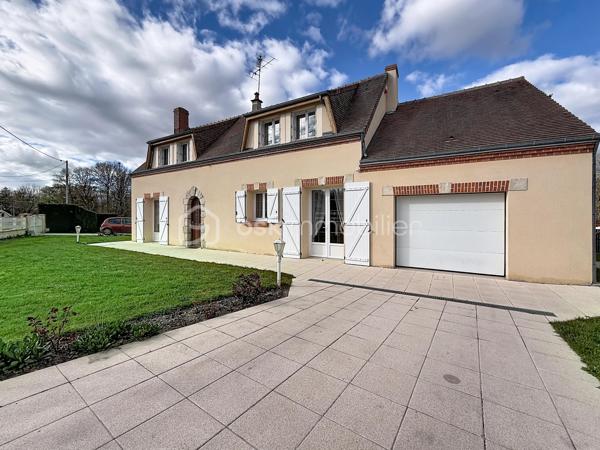 Amoureux de nature, de tranquillité et de grands espaces… cette propriété rare saura vous séduire par son environnement privilégié et son excellent niveau de confort.

Implantée sur un terrain parfaitement entretenu de 16 143 m² composé de plusieurs parcelles, cette maison familiale développe environ 127 m² habitables, de 7 pièces, une cuisine ouverte sur 1 salle à manger, 1 salon, 4 chambres, 1 bureau offrant de beaux volumes pour accueillir famille et invités, elle offre un cadre de vie unique avec un étang d’environ 1 hectare, véritable écrin naturel propice à la détente et aux loisirs, exposition SUD.

La maison se compose :

AU RDC : 
- Une salle à manger lumineuse ouverte sur la cuisine équipée et aménagée, idéale pour des moments conviviaux.
- Un salon chaleureux invitant à la détente
- 1 chambre
- 1 salle d'eau avec WC (possibilité d'agrandissement en récupérant une partie du cellier)
- 1 Cellier
- 1 garage avec buanderie intégrée
- 1 pièce de stockage comprenant une cuve à fioul de 2 000 L

AU R+1 :
- 3 chambres
- 1 bureau
- 1 salle d'eau avec WC (dans une chambre)

Espaces extérieurs soignés et harmonieusement aménagés avec arrosage automatique.

Confort énergétique remarquable :
La maison bénéficie d’un excellent DPE classé en D, performance rare pour un chauffage au fioul, grâce à une isolation de qualité assurant confort thermique et maîtrise des dépenses énergétiques.

Un environnement exceptionnel :
Le parc, entretenu avec le plus grand soin, offre une atmosphère paisible et verdoyante. Entre étang, espaces arborés et vastes perspectives, vous profiterez ici d’un véritable havre de paix, idéal en résidence principale comme en maison de famille ou projet de vie au vert.

Une propriété unique où nature, volumes et sérénité se conjuguent parfaitement.
Une visite suffira pour tomber sous le charme…