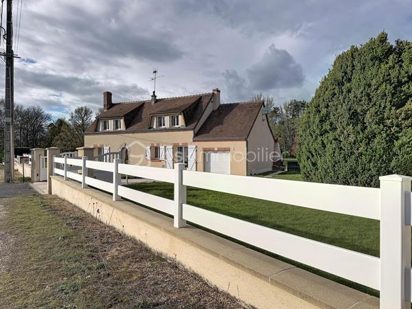 Amoureux de nature, de tranquillité et de grands espaces… cette propriété rare saura vous séduire par son environnement privilégié et son excellent niveau de confort.

Implantée sur un terrain parfaitement entretenu de 16 143 m² composé de plusieurs parcelles, cette maison familiale développe environ 127 m² habitables, de 7 pièces, une cuisine ouverte sur 1 salle à manger, 1 salon, 4 chambres, 1 bureau offrant de beaux volumes pour accueillir famille et invités, elle offre un cadre de vie unique avec un étang d’environ 1 hectare, véritable écrin naturel propice à la détente et aux loisirs, exposition SUD.

La maison se compose :

AU RDC : 
- Une salle à manger lumineuse ouverte sur la cuisine équipée et aménagée, idéale pour des moments conviviaux.
- Un salon chaleureux invitant à la détente
- 1 chambre
- 1 salle d'eau avec WC (possibilité d'agrandissement en récupérant une partie du cellier)
- 1 Cellier
- 1 garage avec buanderie intégrée
- 1 pièce de stockage comprenant une cuve à fioul de 2 000 L

AU R+1 :
- 3 chambres
- 1 bureau
- 1 salle d'eau avec WC (dans une chambre)

Espaces extérieurs soignés et harmonieusement aménagés avec arrosage automatique.

Confort énergétique remarquable :
La maison bénéficie d’un excellent DPE classé en D, performance rare pour un chauffage au fioul, grâce à une isolation de qualité assurant confort thermique et maîtrise des dépenses énergétiques.

Un environnement exceptionnel :
Le parc, entretenu avec le plus grand soin, offre une atmosphère paisible et verdoyante. Entre étang, espaces arborés et vastes perspectives, vous profiterez ici d’un véritable havre de paix, idéal en résidence principale comme en maison de famille ou projet de vie au vert.

Une propriété unique où nature, volumes et sérénité se conjuguent parfaitement.
Une visite suffira pour tomber sous le charme…