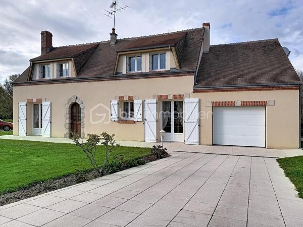 Amoureux de nature, de tranquillité et de grands espaces… cette propriété rare saura vous séduire par son environnement privilégié et son excellent niveau de confort.

Implantée sur un terrain parfaitement entretenu de 16 143 m² composé de plusieurs parcelles, cette maison familiale développe environ 127 m² habitables, de 7 pièces, une cuisine ouverte sur 1 salle à manger, 1 salon, 4 chambres, 1 bureau offrant de beaux volumes pour accueillir famille et invités, elle offre un cadre de vie unique avec un étang d’environ 1 hectare, véritable écrin naturel propice à la détente et aux loisirs, exposition SUD.

La maison se compose :

AU RDC : 
- Une salle à manger lumineuse ouverte sur la cuisine équipée et aménagée, idéale pour des moments conviviaux.
- Un salon chaleureux invitant à la détente
- 1 chambre
- 1 salle d'eau avec WC (possibilité d'agrandissement en récupérant une partie du cellier)
- 1 Cellier
- 1 garage avec buanderie intégrée
- 1 pièce de stockage comprenant une cuve à fioul de 2 000 L

AU R+1 :
- 3 chambres
- 1 bureau
- 1 salle d'eau avec WC (dans une chambre)

Espaces extérieurs soignés et harmonieusement aménagés avec arrosage automatique.

Confort énergétique remarquable :
La maison bénéficie d’un excellent DPE classé en D, performance rare pour un chauffage au fioul, grâce à une isolation de qualité assurant confort thermique et maîtrise des dépenses énergétiques.

Un environnement exceptionnel :
Le parc, entretenu avec le plus grand soin, offre une atmosphère paisible et verdoyante. Entre étang, espaces arborés et vastes perspectives, vous profiterez ici d’un véritable havre de paix, idéal en résidence principale comme en maison de famille ou projet de vie au vert.

Une propriété unique où nature, volumes et sérénité se conjuguent parfaitement.
Une visite suffira pour tomber sous le charme…