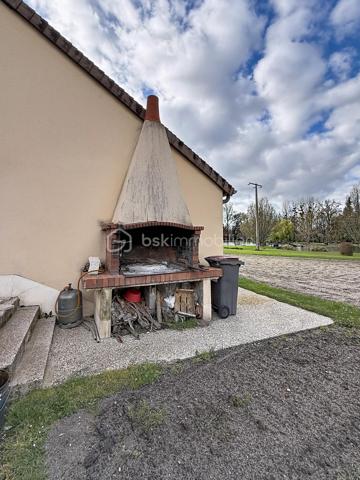 Amoureux de nature, de tranquillité et de grands espaces… cette propriété rare saura vous séduire par son environnement privilégié et son excellent niveau de confort.

Implantée sur un terrain parfaitement entretenu de 16 143 m² composé de plusieurs parcelles, cette maison familiale développe environ 127 m² habitables, de 7 pièces, une cuisine ouverte sur 1 salle à manger, 1 salon, 4 chambres, 1 bureau offrant de beaux volumes pour accueillir famille et invités, elle offre un cadre de vie unique avec un étang d’environ 1 hectare, véritable écrin naturel propice à la détente et aux loisirs, exposition SUD.

La maison se compose :

AU RDC : 
- Une salle à manger lumineuse ouverte sur la cuisine équipée et aménagée, idéale pour des moments conviviaux.
- Un salon chaleureux invitant à la détente
- 1 chambre
- 1 salle d'eau avec WC (possibilité d'agrandissement en récupérant une partie du cellier)
- 1 Cellier
- 1 garage avec buanderie intégrée
- 1 pièce de stockage comprenant une cuve à fioul de 2 000 L

AU R+1 :
- 3 chambres
- 1 bureau
- 1 salle d'eau avec WC (dans une chambre)

Espaces extérieurs soignés et harmonieusement aménagés avec arrosage automatique.

Confort énergétique remarquable :
La maison bénéficie d’un excellent DPE classé en D, performance rare pour un chauffage au fioul, grâce à une isolation de qualité assurant confort thermique et maîtrise des dépenses énergétiques.

Un environnement exceptionnel :
Le parc, entretenu avec le plus grand soin, offre une atmosphère paisible et verdoyante. Entre étang, espaces arborés et vastes perspectives, vous profiterez ici d’un véritable havre de paix, idéal en résidence principale comme en maison de famille ou projet de vie au vert.

Une propriété unique où nature, volumes et sérénité se conjuguent parfaitement.
Une visite suffira pour tomber sous le charme…