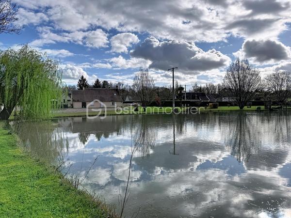 Amoureux de nature, de tranquillité et de grands espaces… cette propriété rare saura vous séduire par son environnement privilégié et son excellent niveau de confort.

Implantée sur un terrain parfaitement entretenu de 16 143 m² composé de plusieurs parcelles, cette maison familiale développe environ 127 m² habitables, de 7 pièces, une cuisine ouverte sur 1 salle à manger, 1 salon, 4 chambres, 1 bureau offrant de beaux volumes pour accueillir famille et invités, elle offre un cadre de vie unique avec un étang d’environ 1 hectare, véritable écrin naturel propice à la détente et aux loisirs, exposition SUD.

La maison se compose :

AU RDC : 
- Une salle à manger lumineuse ouverte sur la cuisine équipée et aménagée, idéale pour des moments conviviaux.
- Un salon chaleureux invitant à la détente
- 1 chambre
- 1 salle d'eau avec WC (possibilité d'agrandissement en récupérant une partie du cellier)
- 1 Cellier
- 1 garage avec buanderie intégrée
- 1 pièce de stockage comprenant une cuve à fioul de 2 000 L

AU R+1 :
- 3 chambres
- 1 bureau
- 1 salle d'eau avec WC (dans une chambre)

Espaces extérieurs soignés et harmonieusement aménagés avec arrosage automatique.

Confort énergétique remarquable :
La maison bénéficie d’un excellent DPE classé en D, performance rare pour un chauffage au fioul, grâce à une isolation de qualité assurant confort thermique et maîtrise des dépenses énergétiques.

Un environnement exceptionnel :
Le parc, entretenu avec le plus grand soin, offre une atmosphère paisible et verdoyante. Entre étang, espaces arborés et vastes perspectives, vous profiterez ici d’un véritable havre de paix, idéal en résidence principale comme en maison de famille ou projet de vie au vert.

Une propriété unique où nature, volumes et sérénité se conjuguent parfaitement.
Une visite suffira pour tomber sous le charme…