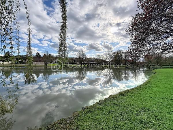 Amoureux de nature, de tranquillité et de grands espaces… cette propriété rare saura vous séduire par son environnement privilégié et son excellent niveau de confort.

Implantée sur un terrain parfaitement entretenu de 16 143 m² composé de plusieurs parcelles, cette maison familiale développe environ 127 m² habitables, de 7 pièces, une cuisine ouverte sur 1 salle à manger, 1 salon, 4 chambres, 1 bureau offrant de beaux volumes pour accueillir famille et invités, elle offre un cadre de vie unique avec un étang d’environ 1 hectare, véritable écrin naturel propice à la détente et aux loisirs, exposition SUD.

La maison se compose :

AU RDC : 
- Une salle à manger lumineuse ouverte sur la cuisine équipée et aménagée, idéale pour des moments conviviaux.
- Un salon chaleureux invitant à la détente
- 1 chambre
- 1 salle d'eau avec WC (possibilité d'agrandissement en récupérant une partie du cellier)
- 1 Cellier
- 1 garage avec buanderie intégrée
- 1 pièce de stockage comprenant une cuve à fioul de 2 000 L

AU R+1 :
- 3 chambres
- 1 bureau
- 1 salle d'eau avec WC (dans une chambre)

Espaces extérieurs soignés et harmonieusement aménagés avec arrosage automatique.

Confort énergétique remarquable :
La maison bénéficie d’un excellent DPE classé en D, performance rare pour un chauffage au fioul, grâce à une isolation de qualité assurant confort thermique et maîtrise des dépenses énergétiques.

Un environnement exceptionnel :
Le parc, entretenu avec le plus grand soin, offre une atmosphère paisible et verdoyante. Entre étang, espaces arborés et vastes perspectives, vous profiterez ici d’un véritable havre de paix, idéal en résidence principale comme en maison de famille ou projet de vie au vert.

Une propriété unique où nature, volumes et sérénité se conjuguent parfaitement.
Une visite suffira pour tomber sous le charme…