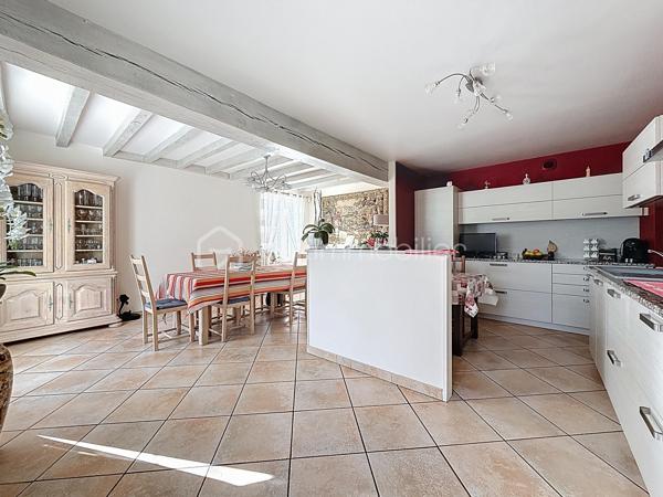 Amoureux de nature, de tranquillité et de grands espaces… cette propriété rare saura vous séduire par son environnement privilégié et son excellent niveau de confort.

Implantée sur un terrain parfaitement entretenu de 16 143 m² composé de plusieurs parcelles, cette maison familiale développe environ 127 m² habitables, de 7 pièces, une cuisine ouverte sur 1 salle à manger, 1 salon, 4 chambres, 1 bureau offrant de beaux volumes pour accueillir famille et invités, elle offre un cadre de vie unique avec un étang d’environ 1 hectare, véritable écrin naturel propice à la détente et aux loisirs, exposition SUD.

La maison se compose :

AU RDC : 
- Une salle à manger lumineuse ouverte sur la cuisine équipée et aménagée, idéale pour des moments conviviaux.
- Un salon chaleureux invitant à la détente
- 1 chambre
- 1 salle d'eau avec WC (possibilité d'agrandissement en récupérant une partie du cellier)
- 1 Cellier
- 1 garage avec buanderie intégrée
- 1 pièce de stockage comprenant une cuve à fioul de 2 000 L

AU R+1 :
- 3 chambres
- 1 bureau
- 1 salle d'eau avec WC (dans une chambre)

Espaces extérieurs soignés et harmonieusement aménagés avec arrosage automatique.

Confort énergétique remarquable :
La maison bénéficie d’un excellent DPE classé en D, performance rare pour un chauffage au fioul, grâce à une isolation de qualité assurant confort thermique et maîtrise des dépenses énergétiques.

Un environnement exceptionnel :
Le parc, entretenu avec le plus grand soin, offre une atmosphère paisible et verdoyante. Entre étang, espaces arborés et vastes perspectives, vous profiterez ici d’un véritable havre de paix, idéal en résidence principale comme en maison de famille ou projet de vie au vert.

Une propriété unique où nature, volumes et sérénité se conjuguent parfaitement.
Une visite suffira pour tomber sous le charme…