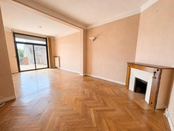 Immeuble mixte avec terrasse, garage et potentiel