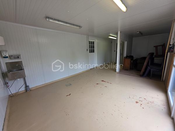 A VENDRE EN EXCLUSIVITE - A SAMER

Dans la commune de Samer, ville en pleine expansion, à vendre ce local commercial présentant une surface de 100m².
De nombreux stationnements en devanture de magasin.

Local sur rez-de-chaussée uniquement, toiture bac-acier.
Arrivée d'eau et électricité ok.

Contact & Visites : 06 37 49 25 17 
Hélène LAVENU