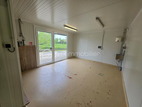 A VENDRE EN EXCLUSIVITE - A SAMER

Dans la commune de Samer, ville en pleine expansion, à vendre ce local commercial présentant une surface de 100m².
De nombreux stationnements en devanture de magasin.

Local sur rez-de-chaussée uniquement, toiture bac-acier.
Arrivée d'eau et électricité ok.

Contact & Visites : 06 37 49 25 17 
Hélène LAVENU