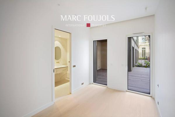 Paris VIII Faubourg Saint Honoré : appartement de 124 m² avec sa terrasse jardin de 67 m²