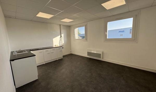 A LOUER : PLATEAU DE BUREAUX D'ENVIRON 122 M² AVEC STATIONNEMENTS AERIENS