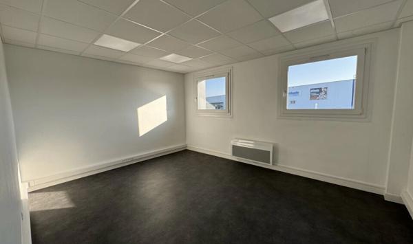 A LOUER : PLATEAU DE BUREAUX D'ENVIRON 122 M² AVEC STATIONNEMENTS AERIENS