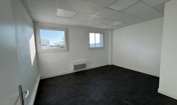 A LOUER : PLATEAU DE BUREAUX D'ENVIRON 122 M² AVEC STATIONNEMENTS AERIENS