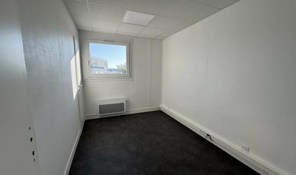 A LOUER : PLATEAU DE BUREAUX D'ENVIRON 122 M² AVEC STATIONNEMENTS AERIENS