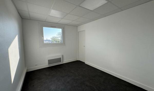 A LOUER : PLATEAU DE BUREAUX D'ENVIRON 122 M² AVEC STATIONNEMENTS AERIENS