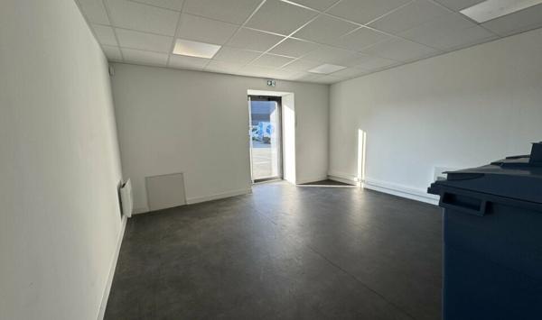 A LOUER : PLATEAU DE BUREAUX D'ENVIRON 122 M² AVEC STATIONNEMENTS AERIENS