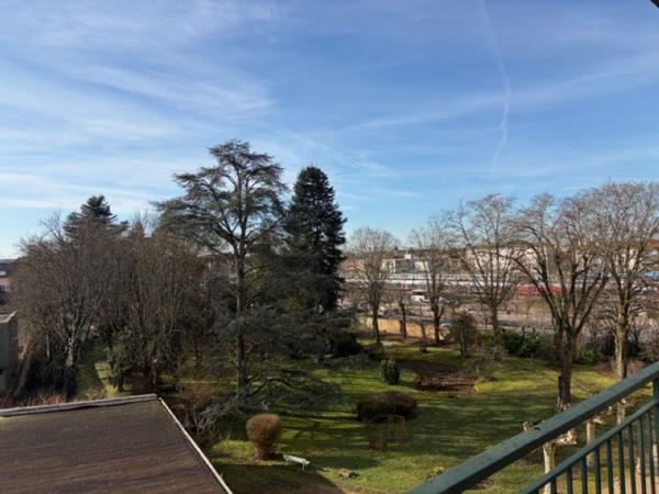 Superbe T4 traversant avec balcons, cave et stationnement Exposition plein Sud face à un parc arboré