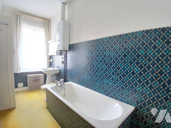 Maison de ville 2ch, jardin, beau séjour et combles aménageables