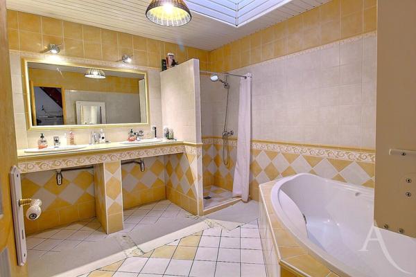 Echoppe 4 pièces avec garage et piscine