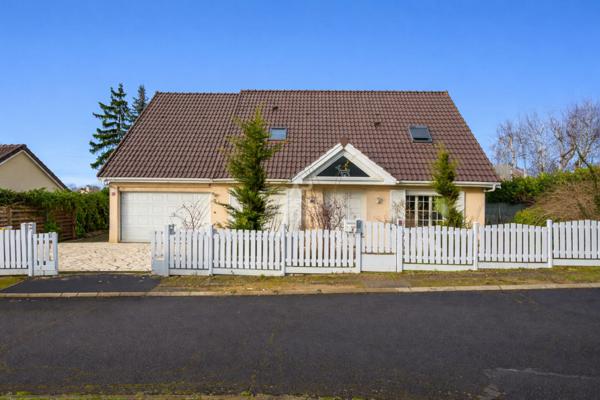 MAISON FAMILIAL AVEC PISCINE - LA QUEUE-EN-BRIE : À DEUX PAS DU GOLF D'ORMESSON €600 000 ** - Référence 6626-NG