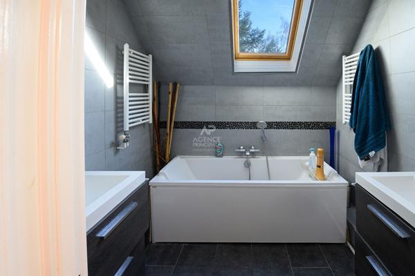 MAISON FAMILIAL AVEC PISCINE - LA QUEUE-EN-BRIE : À DEUX PAS DU GOLF D'ORMESSON €600 000 ** - Référence 6626-NG