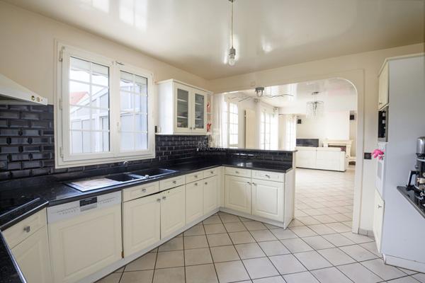 MAISON FAMILIAL AVEC PISCINE - LA QUEUE-EN-BRIE : À DEUX PAS DU GOLF D'ORMESSON €600 000 ** - Référence 6626-NG