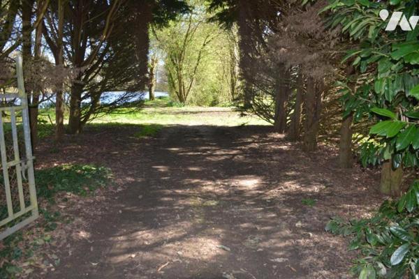 vente sur la commune de Bouère un terrain loisirs avec un étang et un hangar