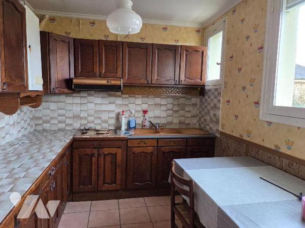 Maison d'habitation de type pavillon sur sous-sol comprenant : 

-	Rez de chaussée surélevé: ...