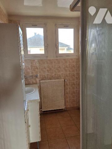 Maison d'habitation de type pavillon sur sous-sol comprenant : 

-	Rez de chaussée surélevé: ...