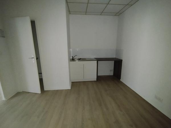 02100 Saint-Quentin local commercial 78m2 hyper centre ville- place de parking gratuits- faible taxe foncière