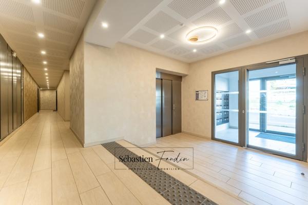 Dpt Bouches du Rhône (13), à louer MEYREUIL appartement T4 de 85,39 m² - Terrasse - Loggia - 2 parkings en sous-sol - Ascenseur - Pinel