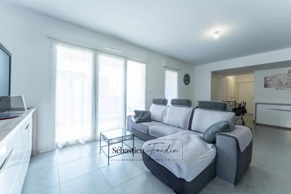 Dpt Bouches du Rhône (13), à louer MEYREUIL appartement T4 de 85,39 m² - Terrasse - Loggia - 2 parkings en sous-sol - Ascenseur - Pinel