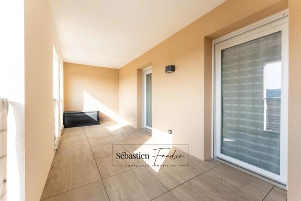 Dpt Bouches du Rhône (13), à louer MEYREUIL appartement T4 de 85,39 m² - Terrasse - Loggia - 2 parkings en sous-sol - Ascenseur - Pinel