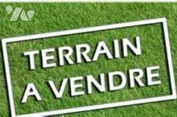 Parcelle de terrain à bâtir de 675m² à proximité du centre du village,