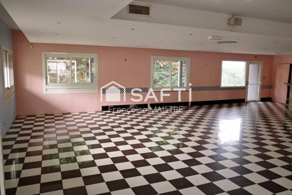 Local commercial 400 m² avec parking et terrasse