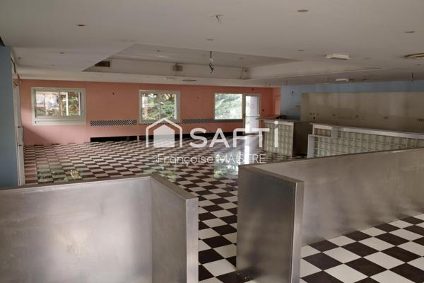 Local commercial 400 m² avec parking et terrasse