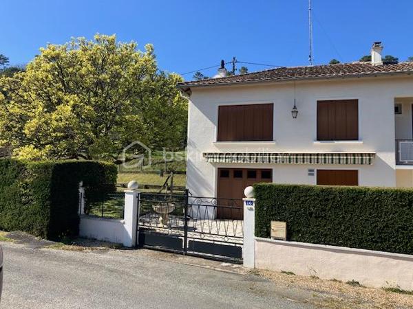 A proximité des commodités, cette maison de 98m2 sur deux niveaux se compose de 3 chambres, d'un salon chaleureux, d'une salle à manger conviviale, de 2 cuisines, d'une salle d'eau et de 2 WC séparés. 
Nombreux espaces en annexes : cellier, 2 garages, balcon, terrasse...
La maison dispose de menuiseries PVC en double vitrage, d'une toiture en bon état et d'un chauffage au fioul.
A l'extérieur vous apprécierez un jardin d'environ 700m2, complété par un atelier et une volière, parfaits pour les amateurs de bricolage, de jardinage ou de petits animaux. 
L'ensemble est situé dans un environnement offrant un accès facile aux axes de déplacement. Une voie ferrée se trouve à proximité, peu de circulation routière dans ce secteur. 
Un bien fonctionnel, avec de beaux espaces bien entretenus, bon potentiel pour une famille, un premier achat ou un projet locatif.