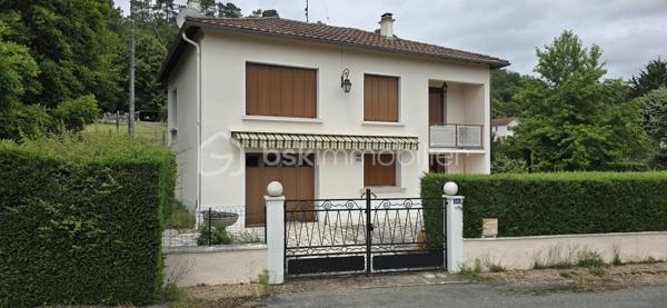 A proximité des commodités, cette maison de 98m2 sur deux niveaux se compose de 3 chambres, d'un salon chaleureux, d'une salle à manger conviviale, de 2 cuisines, d'une salle d'eau et de 2 WC séparés. 
Nombreux espaces en annexes : cellier, 2 garages, balcon, terrasse...
La maison dispose de menuiseries PVC en double vitrage, d'une toiture en bon état et d'un chauffage au fioul.
A l'extérieur vous apprécierez un jardin d'environ 700m2, complété par un atelier et une volière, parfaits pour les amateurs de bricolage, de jardinage ou de petits animaux. 
L'ensemble est situé dans un environnement offrant un accès facile aux axes de déplacement. Une voie ferrée se trouve à proximité, peu de circulation routière dans ce secteur. 
Un bien fonctionnel, avec de beaux espaces bien entretenus, bon potentiel pour une famille, un premier achat ou un projet locatif.