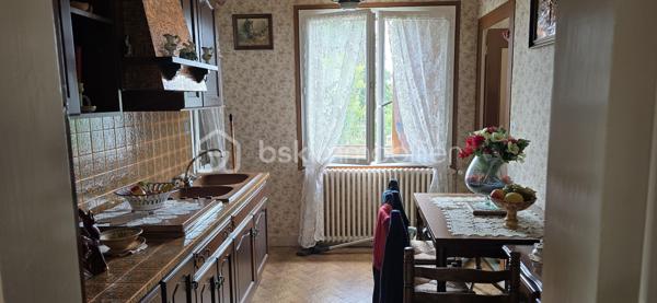 A proximité des commodités, cette maison de 98m2 sur deux niveaux se compose de 3 chambres, d'un salon chaleureux, d'une salle à manger conviviale, de 2 cuisines, d'une salle d'eau et de 2 WC séparés. 
Nombreux espaces en annexes : cellier, 2 garages, balcon, terrasse...
La maison dispose de menuiseries PVC en double vitrage, d'une toiture en bon état et d'un chauffage au fioul.
A l'extérieur vous apprécierez un jardin d'environ 700m2, complété par un atelier et une volière, parfaits pour les amateurs de bricolage, de jardinage ou de petits animaux. 
L'ensemble est situé dans un environnement offrant un accès facile aux axes de déplacement. Une voie ferrée se trouve à proximité, peu de circulation routière dans ce secteur. 
Un bien fonctionnel, avec de beaux espaces bien entretenus, bon potentiel pour une famille, un premier achat ou un projet locatif.