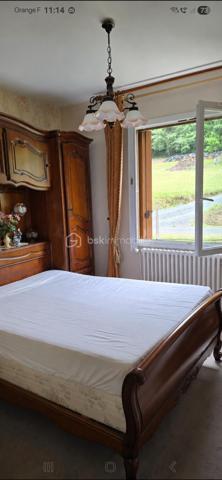 A proximité des commodités, cette maison de 98m2 sur deux niveaux se compose de 3 chambres, d'un salon chaleureux, d'une salle à manger conviviale, de 2 cuisines, d'une salle d'eau et de 2 WC séparés. 
Nombreux espaces en annexes : cellier, 2 garages, balcon, terrasse...
La maison dispose de menuiseries PVC en double vitrage, d'une toiture en bon état et d'un chauffage au fioul.
A l'extérieur vous apprécierez un jardin d'environ 700m2, complété par un atelier et une volière, parfaits pour les amateurs de bricolage, de jardinage ou de petits animaux. 
L'ensemble est situé dans un environnement offrant un accès facile aux axes de déplacement. Une voie ferrée se trouve à proximité, peu de circulation routière dans ce secteur. 
Un bien fonctionnel, avec de beaux espaces bien entretenus, bon potentiel pour une famille, un premier achat ou un projet locatif.