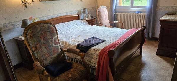 A proximité des commodités, cette maison de 98m2 sur deux niveaux se compose de 3 chambres, d'un salon chaleureux, d'une salle à manger conviviale, de 2 cuisines, d'une salle d'eau et de 2 WC séparés. 
Nombreux espaces en annexes : cellier, 2 garages, balcon, terrasse...
La maison dispose de menuiseries PVC en double vitrage, d'une toiture en bon état et d'un chauffage au fioul.
A l'extérieur vous apprécierez un jardin d'environ 700m2, complété par un atelier et une volière, parfaits pour les amateurs de bricolage, de jardinage ou de petits animaux. 
L'ensemble est situé dans un environnement offrant un accès facile aux axes de déplacement. Une voie ferrée se trouve à proximité, peu de circulation routière dans ce secteur. 
Un bien fonctionnel, avec de beaux espaces bien entretenus, bon potentiel pour une famille, un premier achat ou un projet locatif.