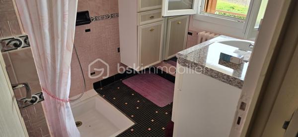 A proximité des commodités, cette maison de 98m2 sur deux niveaux se compose de 3 chambres, d'un salon chaleureux, d'une salle à manger conviviale, de 2 cuisines, d'une salle d'eau et de 2 WC séparés. 
Nombreux espaces en annexes : cellier, 2 garages, balcon, terrasse...
La maison dispose de menuiseries PVC en double vitrage, d'une toiture en bon état et d'un chauffage au fioul.
A l'extérieur vous apprécierez un jardin d'environ 700m2, complété par un atelier et une volière, parfaits pour les amateurs de bricolage, de jardinage ou de petits animaux. 
L'ensemble est situé dans un environnement offrant un accès facile aux axes de déplacement. Une voie ferrée se trouve à proximité, peu de circulation routière dans ce secteur. 
Un bien fonctionnel, avec de beaux espaces bien entretenus, bon potentiel pour une famille, un premier achat ou un projet locatif.