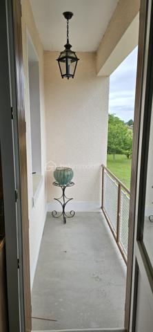 A proximité des commodités, cette maison de 98m2 sur deux niveaux se compose de 3 chambres, d'un salon chaleureux, d'une salle à manger conviviale, de 2 cuisines, d'une salle d'eau et de 2 WC séparés. 
Nombreux espaces en annexes : cellier, 2 garages, balcon, terrasse...
La maison dispose de menuiseries PVC en double vitrage, d'une toiture en bon état et d'un chauffage au fioul.
A l'extérieur vous apprécierez un jardin d'environ 700m2, complété par un atelier et une volière, parfaits pour les amateurs de bricolage, de jardinage ou de petits animaux. 
L'ensemble est situé dans un environnement offrant un accès facile aux axes de déplacement. Une voie ferrée se trouve à proximité, peu de circulation routière dans ce secteur. 
Un bien fonctionnel, avec de beaux espaces bien entretenus, bon potentiel pour une famille, un premier achat ou un projet locatif.